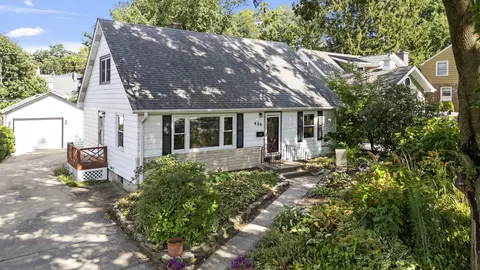 Exterior - 438 S Wright St, Naperville, IL 60540 photo 7 of 8