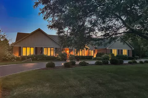 2022 Abbotsford Dr, Inverness, IL 60010