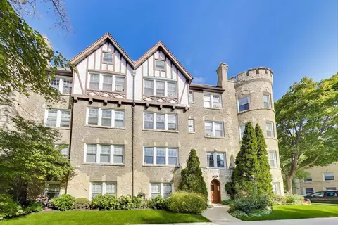 2300 W Farwell Ave #3, Chicago, IL 60645