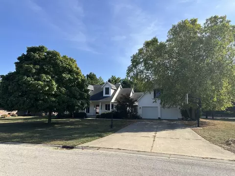 1207 Dickens Dr, Monticello, IL 61856