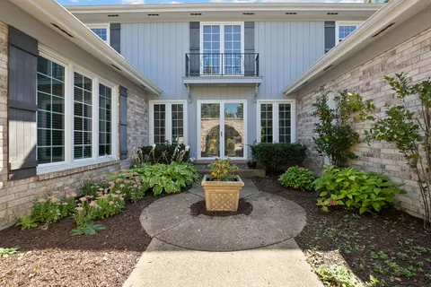 3155 Kayjay Dr, Northbrook, IL 60062