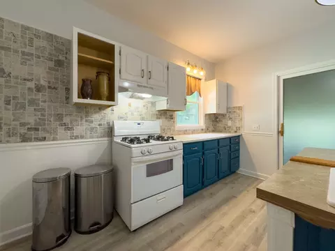 Kitchen - 909 Bellevue Ave, Elgin, IL 60120 photo 5 of 6