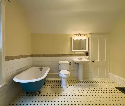Bath - 909 Bellevue Ave, Elgin, IL 60120 photo 5 of 5