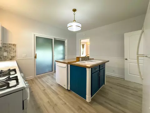 Kitchen - 909 Bellevue Ave, Elgin, IL 60120 photo 4 of 6