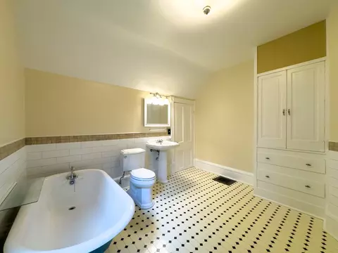 Bath - 909 Bellevue Ave, Elgin, IL 60120 photo 4 of 5