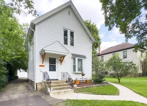 Exterior - 909 Bellevue Ave, Elgin, IL 60120 photo 2 of 8