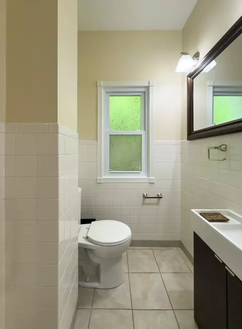 Bath - 909 Bellevue Ave, Elgin, IL 60120 photo 1 of 5