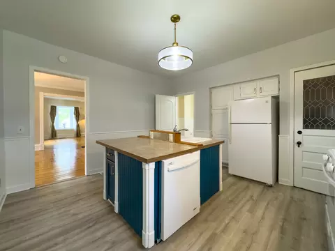 Kitchen - 909 Bellevue Ave, Elgin, IL 60120 photo 3 of 6