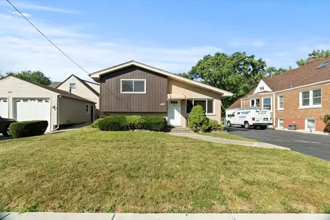 2358 Westview Dr, Des Plaines, IL 60018