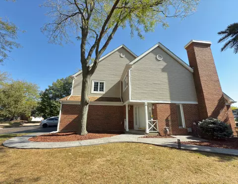 694 Monroe Dr, Lindenhurst, IL 60046