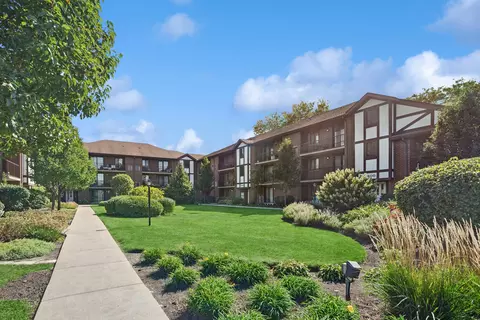 915 N York Rd #605, Elmhurst, IL 60126