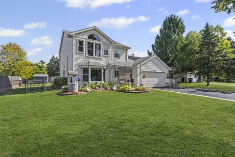 1549 Hollytree Ln, Crystal Lake, IL 60014