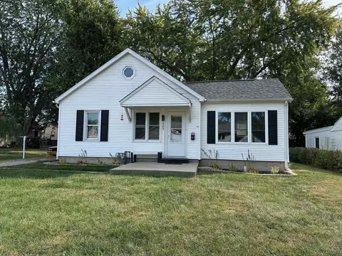 905 W 14th St, Sterling, IL 61081