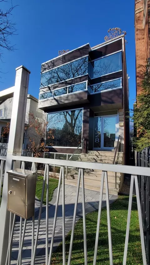 1928 W Wolfram St, Chicago, IL 60657