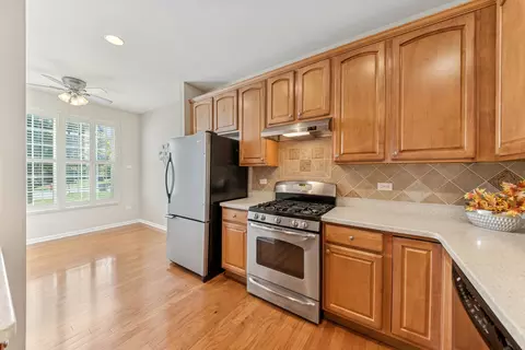 2864 Edgewater Dr, Elgin, IL 60124 photo 3