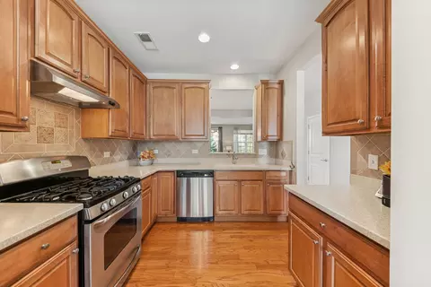 2864 Edgewater Dr, Elgin, IL 60124 photo 4