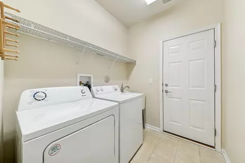 2864 Edgewater Dr, Elgin, IL 60124 photo 8