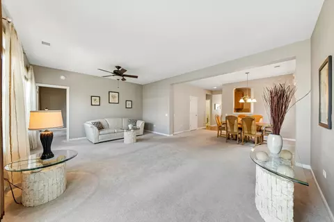 2864 Edgewater Dr, Elgin, IL 60124 photo 5