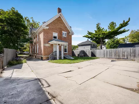 Exterior - 211 Cedar St, Aurora, IL 60506 photo 3 of 5
