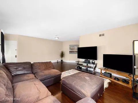 Living - 211 Cedar St, Aurora, IL 60506 photo 2 of 5