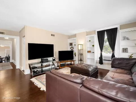 Living - 211 Cedar St, Aurora, IL 60506 photo 3 of 5