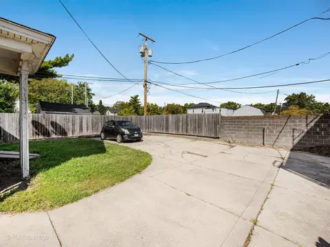 Exterior - 211 Cedar St, Aurora, IL 60506 photo 4 of 5