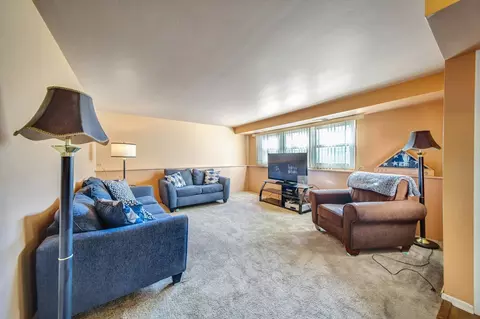 Living - 445 Fordham Pl, Roselle, IL 60172 photo 2 of 3