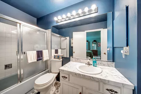 Bath - 445 Fordham Pl, Roselle, IL 60172 photo 2 of 2