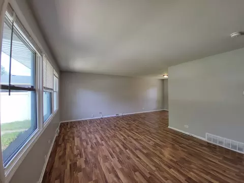 Living - 17113 Elm Dr, Hazel Crest, IL 60429 photo 3 of 6
