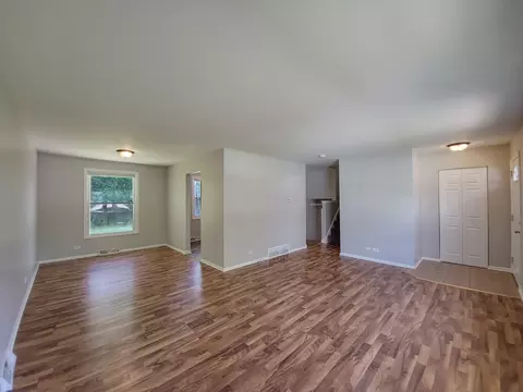 Living - 17113 Elm Dr, Hazel Crest, IL 60429 photo 4 of 6