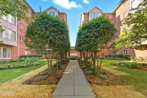 27 E Hattendorf Ave #216, Roselle, IL 60172