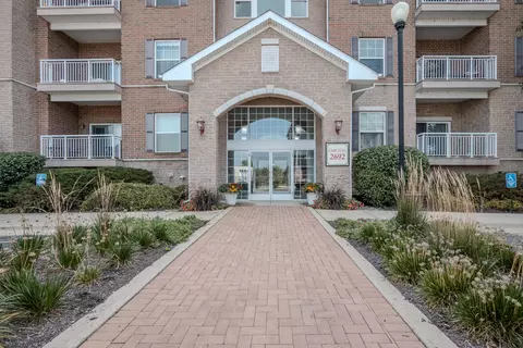 2692 Stone Cir #203, Geneva, IL 60134
