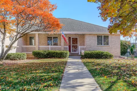 1208 Foxpointe Dr, Sycamore, IL 60178