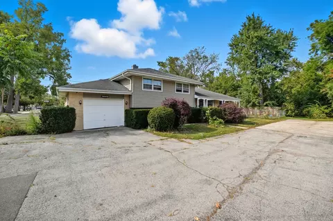 Exterior - 1812 E Algonquin Rd, Des Plaines, IL 60016 photo 2 of 6