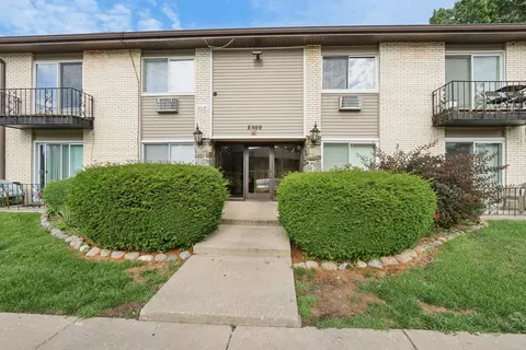 8999 Kennedy Dr #102B, Des Plaines, IL 60016