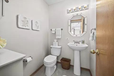 Bath - 2359 Nantucket Ln, Elgin, IL 60123 photo 1 of 4