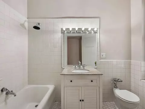 Bath - 60 E Scott St #403, Chicago, IL 60610 photo 2 of 2