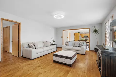 Living - 19425 Everett Ln, Mokena, IL 60448 photo 2 of 3