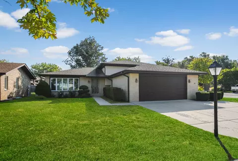 11201 S Deerpath Ln, Palos Hills, IL 60465
