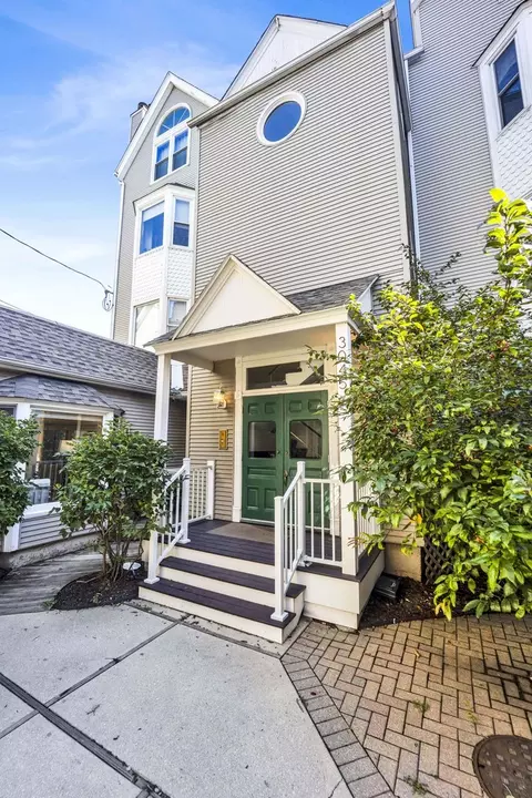 3045 N Kenmore Ave #1R, Chicago, IL 60657