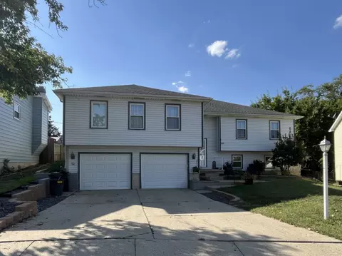 2131 N Oakcrest Ct, Decatur, IL 62526