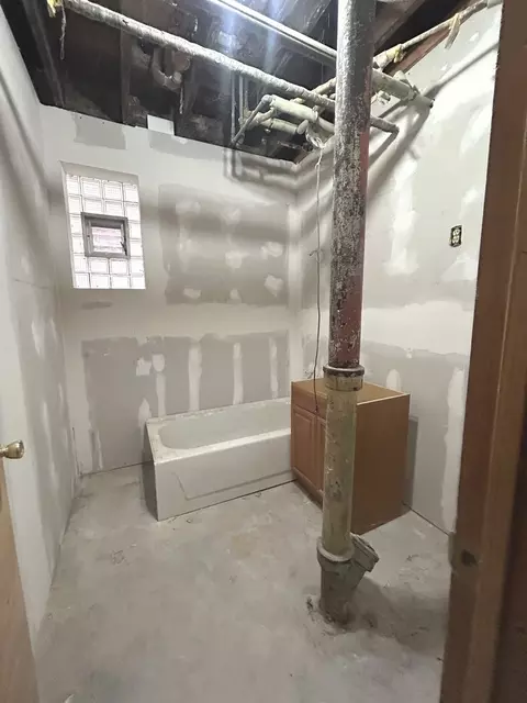 Bath - 3247 W Thomas St, Chicago, IL 60651 photo 3 of 3