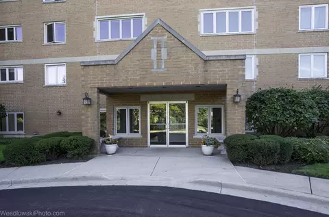 7450 Waukegan Rd #206, Niles, IL 60714
