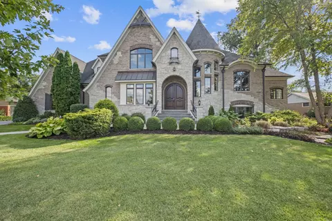 17 W033 87th St, Willowbrook, IL 60527
