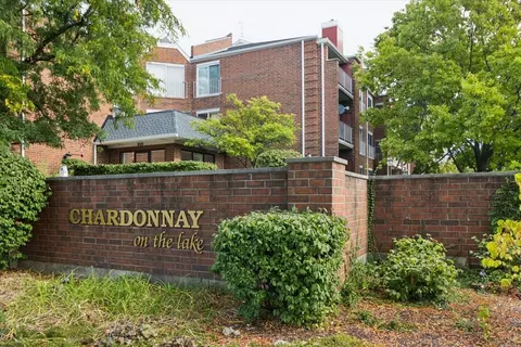 805 Leicester Rd #118, Elk Grove Village, IL 60007