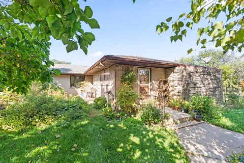 4104 Alden Rd, Woodstock, IL 60098