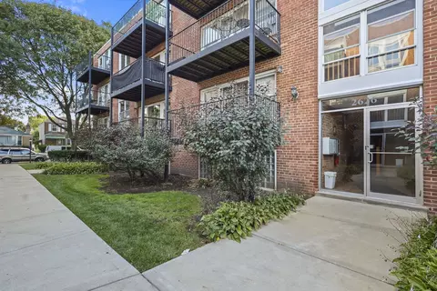 2626 W Catalpa Ave #21, Chicago, IL 60625