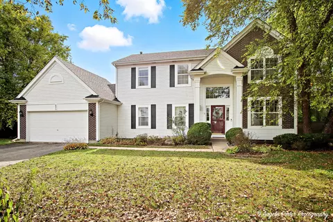 691 N Autumn Cir, Lindenhurst, IL 60046