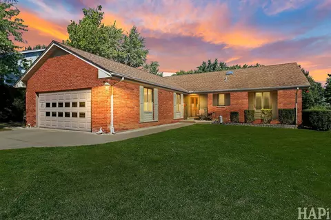 945 N Carmel Dr, Palatine, IL 60074