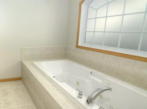Bath - 515 Madison Ln, Elgin, IL 60123 photo 2 of 5